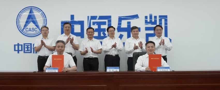 中國(guó)樂(lè)凱與宿遷市簽訂合作協(xié)議 侯景濱、李東會(huì)見(jiàn)宿遷市委書(shū)記陳忠偉并共同見(jiàn)證簽約