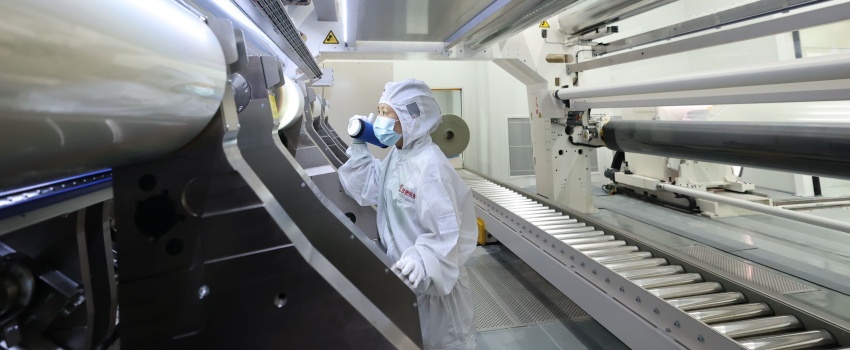 技術(shù)攻堅結(jié)碩果！合肥樂凱成功下線超寬幅超薄高端光學(xué)聚酯薄膜